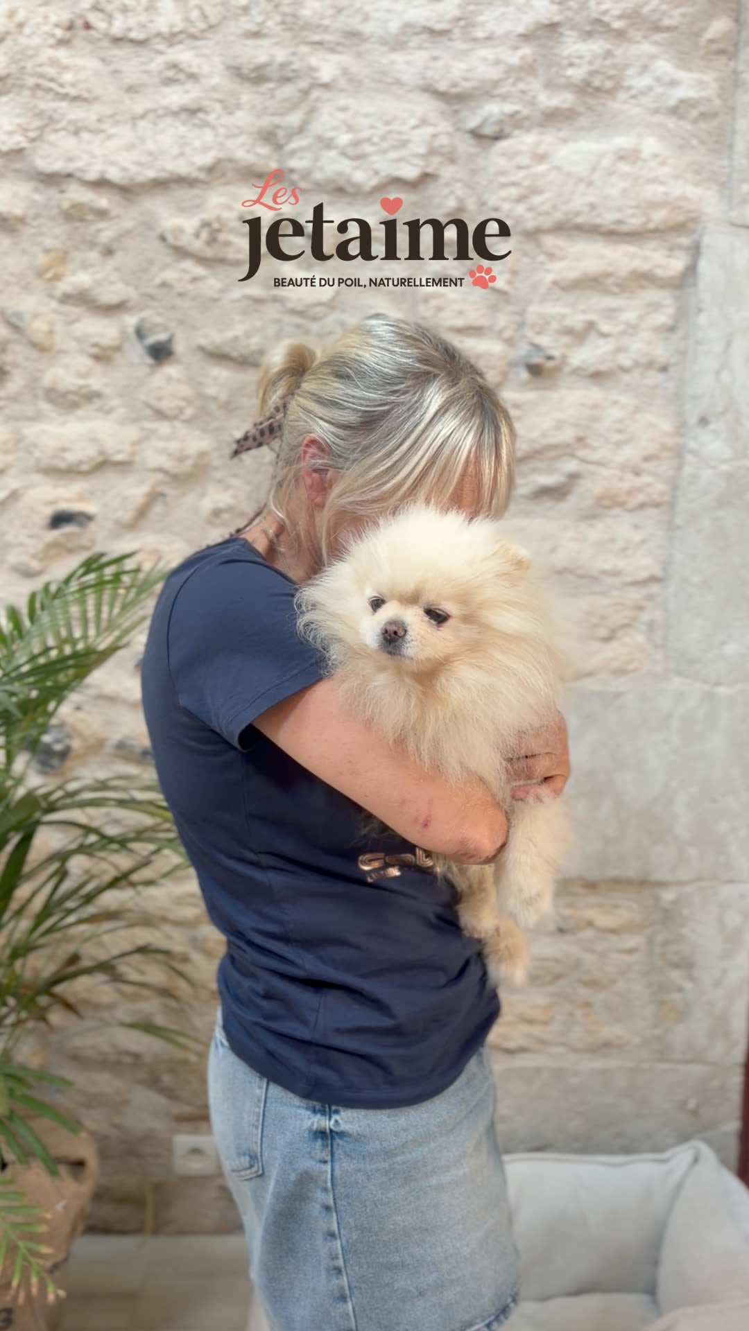 Caroline avec Boubou, le Spitz blanc